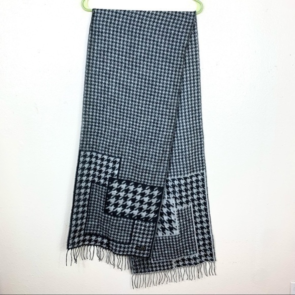 V. FRAAS Cashmink White & Gray Fringe Scarf